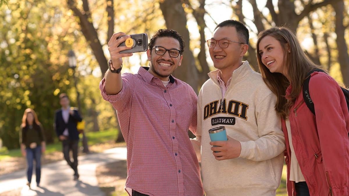 三名留学生在Hello Walk上自拍